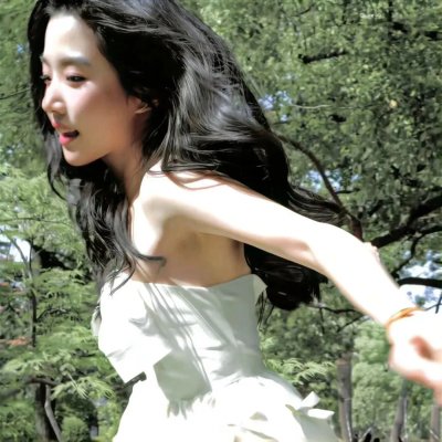 女孩向前走